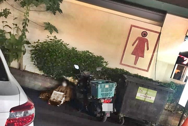 躲垃圾桶旁叫賣！逛台南夜市「見女童辛苦舉牌」號召搶購　在地人變臉「拜託不要買」曝光爸媽身分