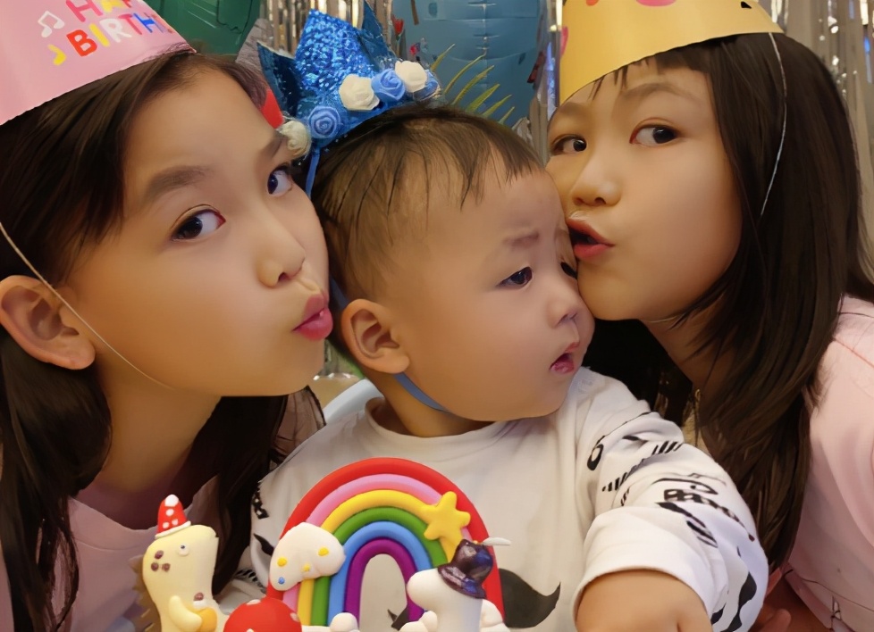 蔡少芬為1歲兒子慶生！罕公開3孩子「正面合影」幸福溫馨　兩女兒「顏值搶鏡」：一個像媽一個像爸