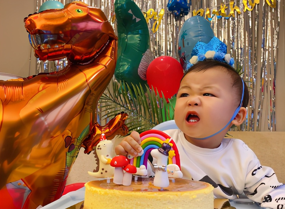 蔡少芬為1歲兒子慶生！罕公開3孩子「正面合影」幸福溫馨　兩女兒「顏值搶鏡」：一個像媽一個像爸
