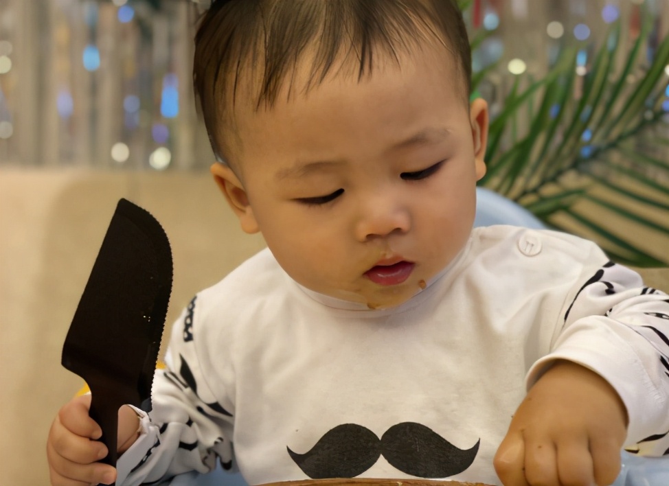 蔡少芬為1歲兒子慶生！罕公開3孩子「正面合影」幸福溫馨　兩女兒「顏值搶鏡」：一個像媽一個像爸