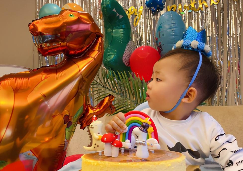 蔡少芬為1歲兒子慶生！罕公開3孩子「正面合影」幸福溫馨　兩女兒「顏值搶鏡」：一個像媽一個像爸