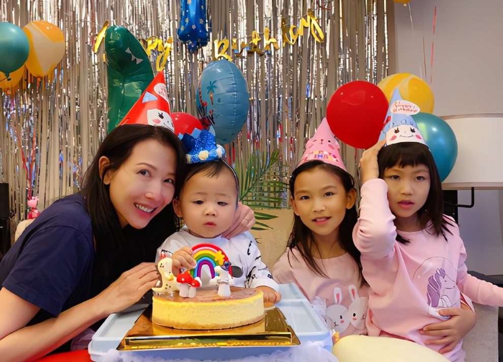 蔡少芬為1歲兒子慶生！罕公開3孩子「正面合影」幸福溫馨　兩女兒「顏值搶鏡」：一個像媽一個像爸
