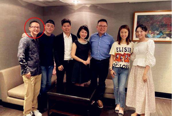 林心如「親弟弟」正臉曝光！與霍建華「摟肩拍照」顏值不輸姐夫　弟妹「站一旁燦笑」氣質淡雅很出眾