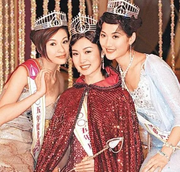 趙薇丈夫前任產後首現身！生3兒「住上億豪宅」擁3外佣伺候　曾被封「港姐股神」美貌不輸趙薇