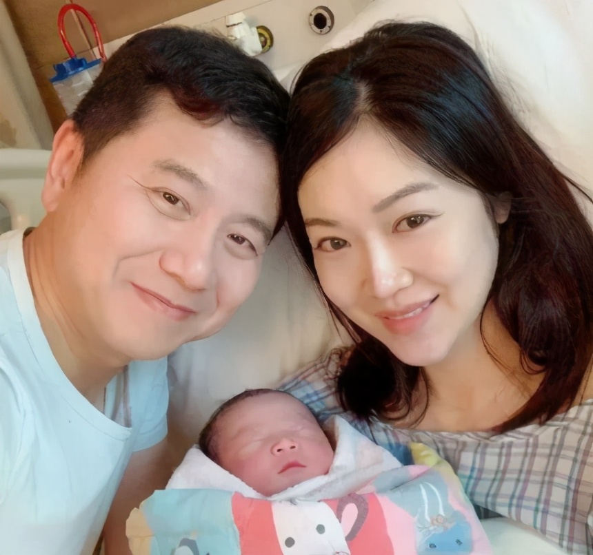趙薇丈夫前任產後首現身！生3兒「住上億豪宅」擁3外佣伺候　曾被封「港姐股神」美貌不輸趙薇