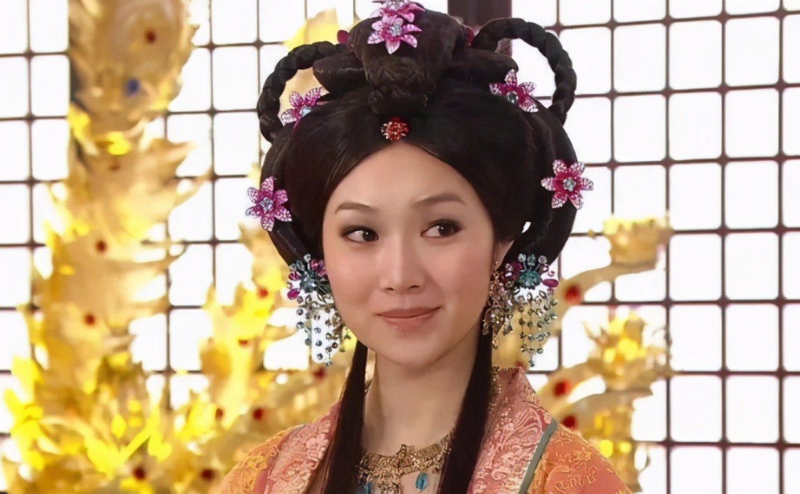 趙薇丈夫前任產後首現身！生3兒「住上億豪宅」擁3外佣伺候　曾被封「港姐股神」美貌不輸趙薇