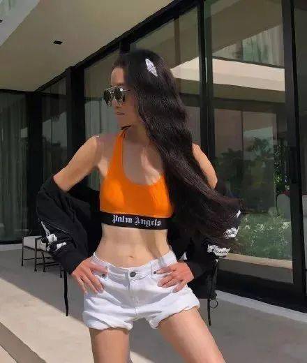 71歲阿嬤「魔鬼身材」美成20歲！坐擁40億資產「撩走小36歲男友」　女網友酸了：比我17歲還狂