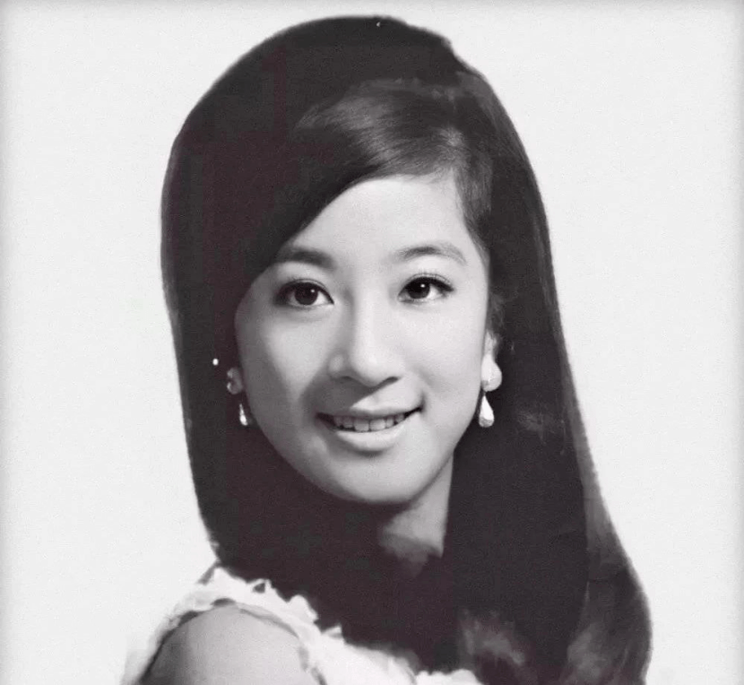 71歲阿嬤「魔鬼身材」美成20歲！坐擁40億資產「撩走小36歲男友」　女網友酸了：比我17歲還狂