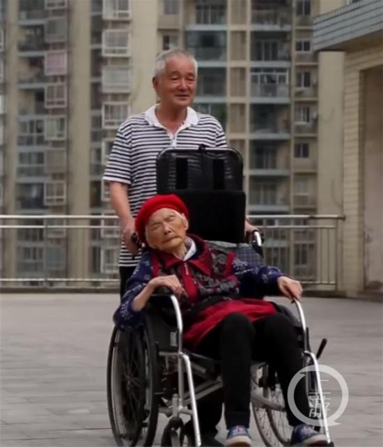 75歲孝子「推百歲老母走1公里」11年風雨無阻　每天替她洗腳按摩「孝行感染兒孫」全家搶著做