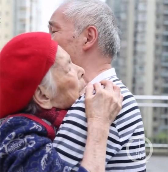 75歲孝子「推百歲老母走1公里」11年風雨無阻　每天替她洗腳按摩「孝行感染兒孫」全家搶著做