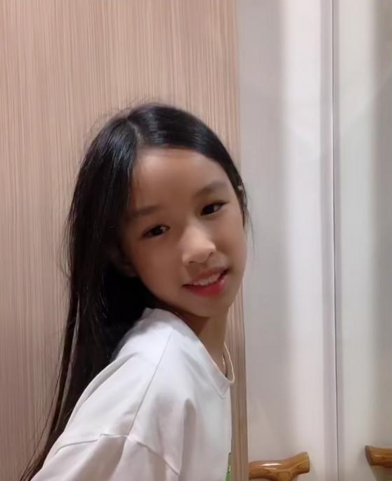 屢次被吐槽長得醜！ 張庭10歲女兒首次回應「長相爭議」 　霸氣回復惡評「被媽媽狂誇」：姑娘比我明智