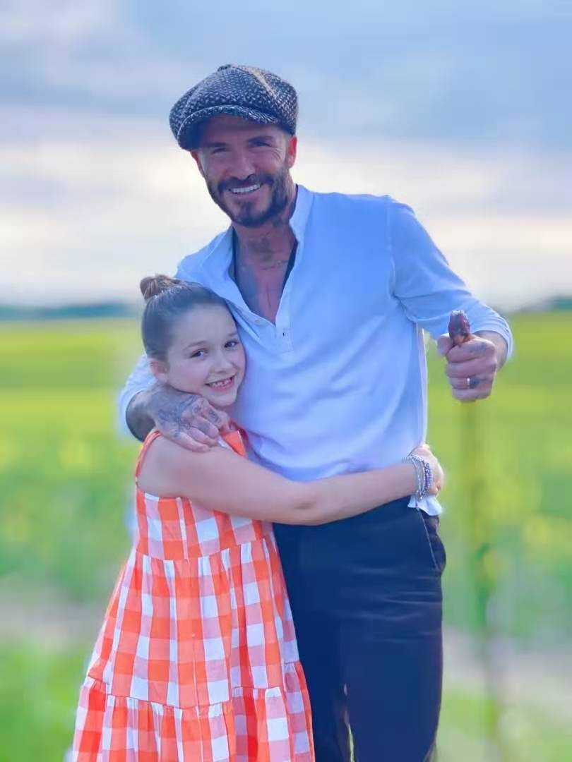 貝克漢家小公主又漂亮啦！貝嫂維多利亞曬女兒近照　9歲小七紮麻花辮「坐在壁爐前」回眸一笑超甜美