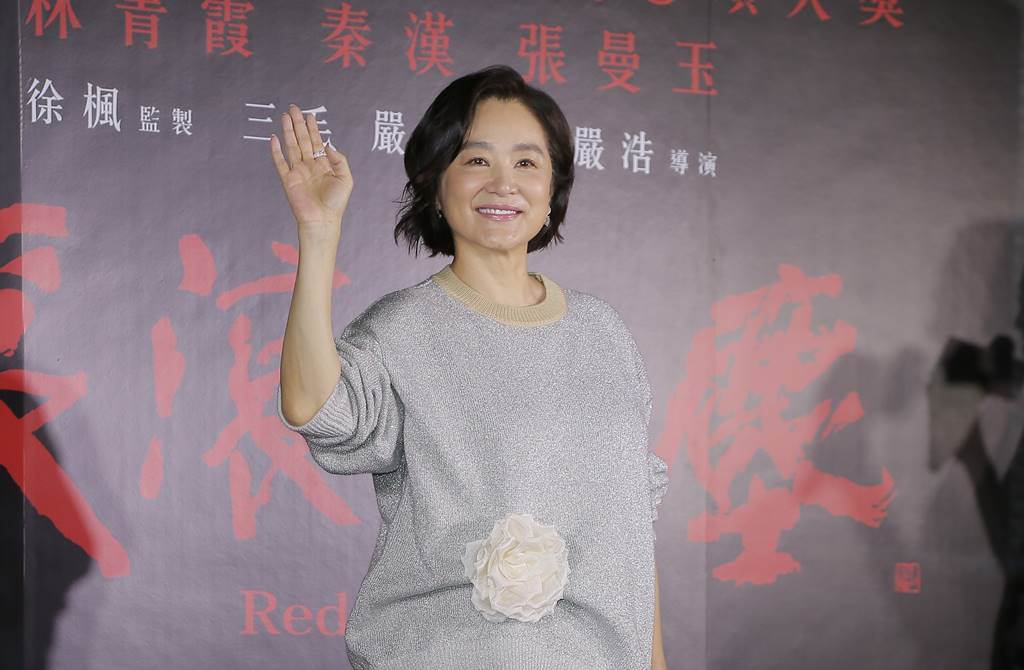 林青霞66歲還是好美！「帶4歲混血孫女逛畫展」沿路牽手不放　喜曝「小孫女手作生日禮」笑到合不攏嘴