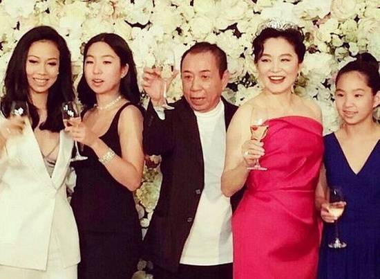 林青霞66歲還是好美！「帶4歲混血孫女逛畫展」沿路牽手不放　喜曝「小孫女手作生日禮」笑到合不攏嘴