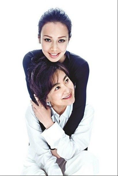 林青霞66歲還是好美！「帶4歲混血孫女逛畫展」沿路牽手不放　喜曝「小孫女手作生日禮」笑到合不攏嘴