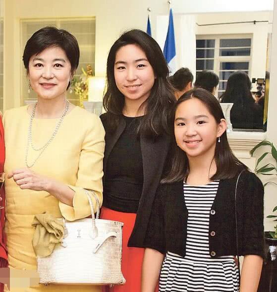 林青霞66歲還是好美！「帶4歲混血孫女逛畫展」沿路牽手不放　喜曝「小孫女手作生日禮」笑到合不攏嘴