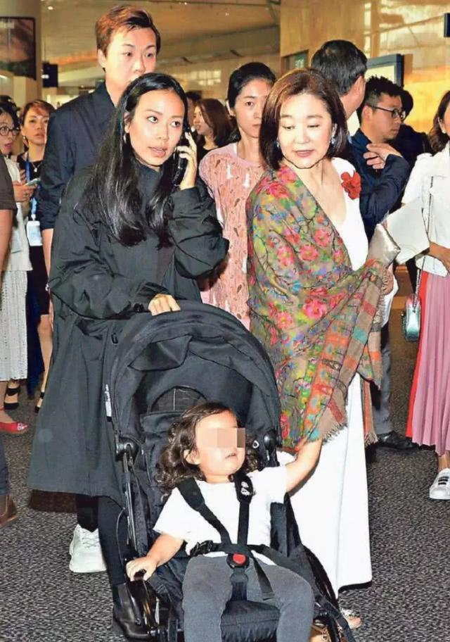 林青霞66歲還是好美！「帶4歲混血孫女逛畫展」沿路牽手不放　喜曝「小孫女手作生日禮」笑到合不攏嘴