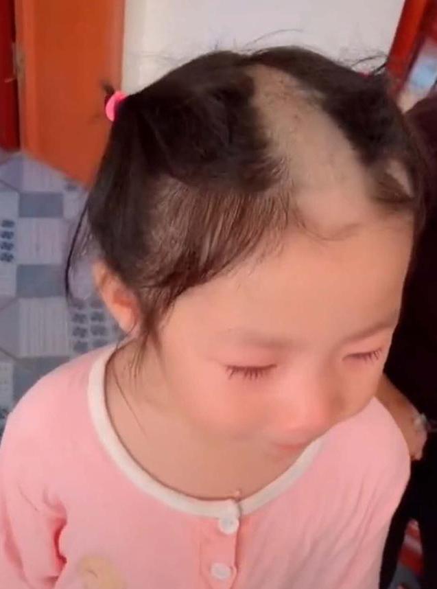 媽媽看到差點崩潰！5歲淘氣包女孩「偷玩理髮器」　從美少女「改頭換面」成小武士：忍不住笑出聲