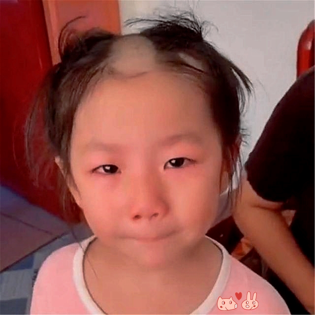 媽媽看到差點崩潰！5歲淘氣包女孩「偷玩理髮器」　從美少女「改頭換面」成小武士：忍不住笑出聲