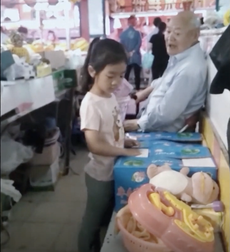 親戚冷漠、黃昏戀不靠譜！88歲老人把「1200萬房子」送給水果攤主　將餘生託付給他：親人不如陌生人