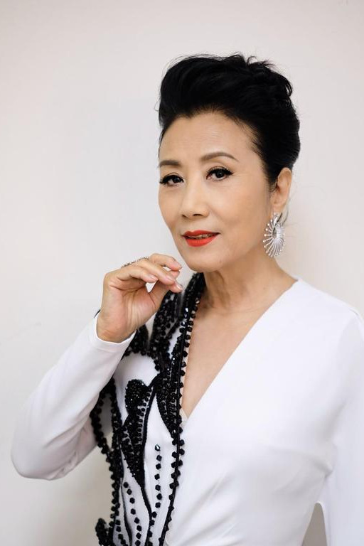 有錢任性！73歲TVB一姐汪明荃在「6千萬豪宅天台」擺地攤　近百款名牌包「堆一起晾曬」場面超壯觀