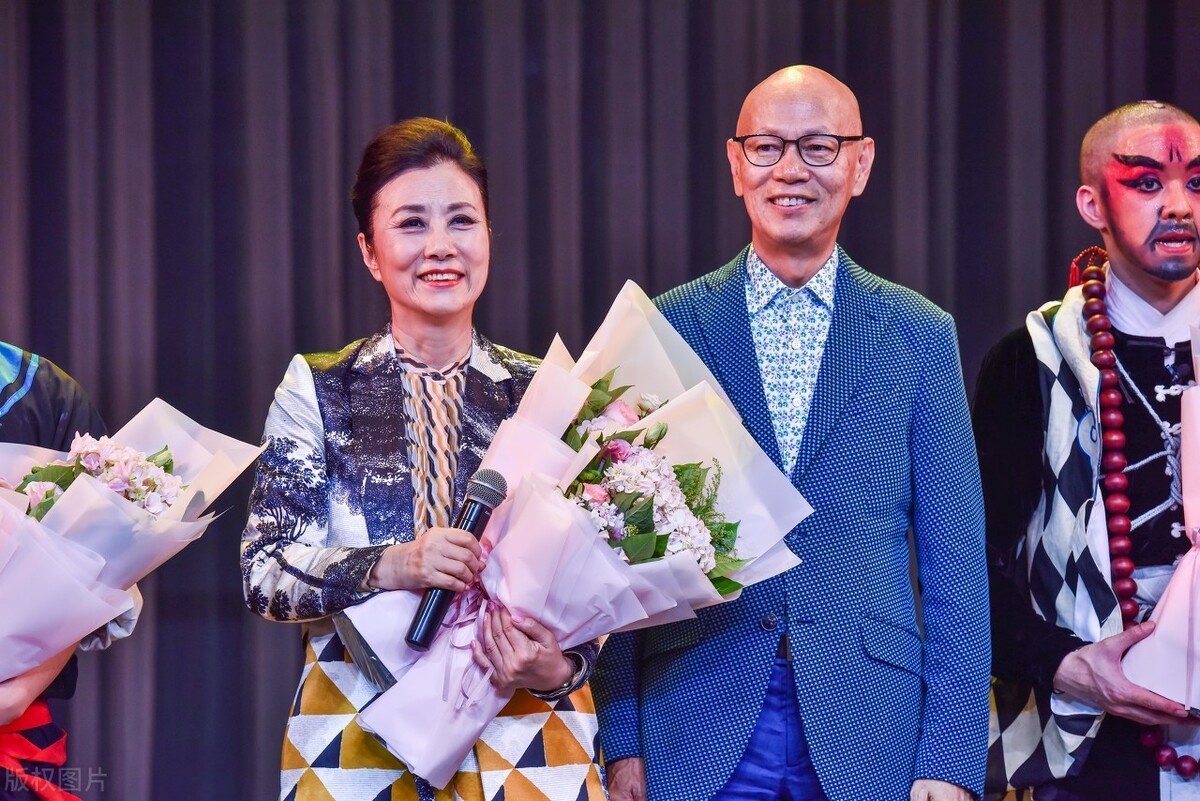 有錢任性！73歲TVB一姐汪明荃在「6千萬豪宅天台」擺地攤　近百款名牌包「堆一起晾曬」場面超壯觀