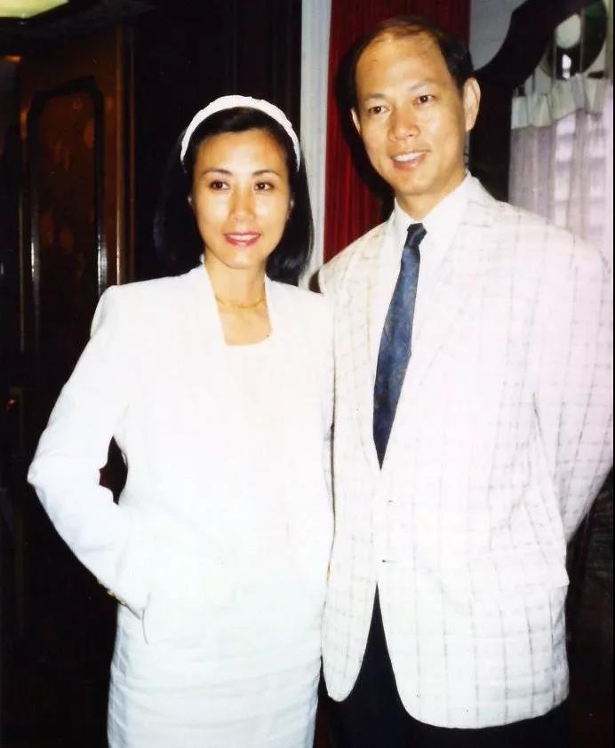 有錢任性！73歲TVB一姐汪明荃在「6千萬豪宅天台」擺地攤　近百款名牌包「堆一起晾曬」場面超壯觀