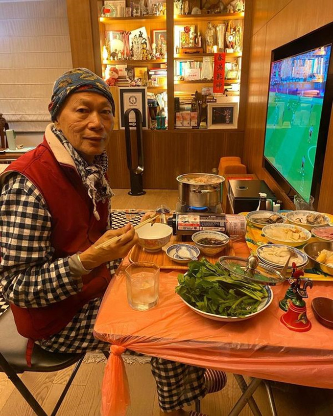 有錢任性！73歲TVB一姐汪明荃在「6千萬豪宅天台」擺地攤　近百款名牌包「堆一起晾曬」場面超壯觀