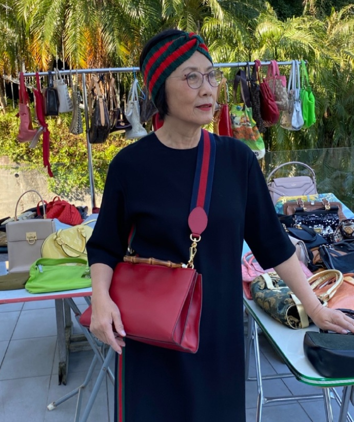 有錢任性！73歲TVB一姐汪明荃在「6千萬豪宅天台」擺地攤　近百款名牌包「堆一起晾曬」場面超壯觀