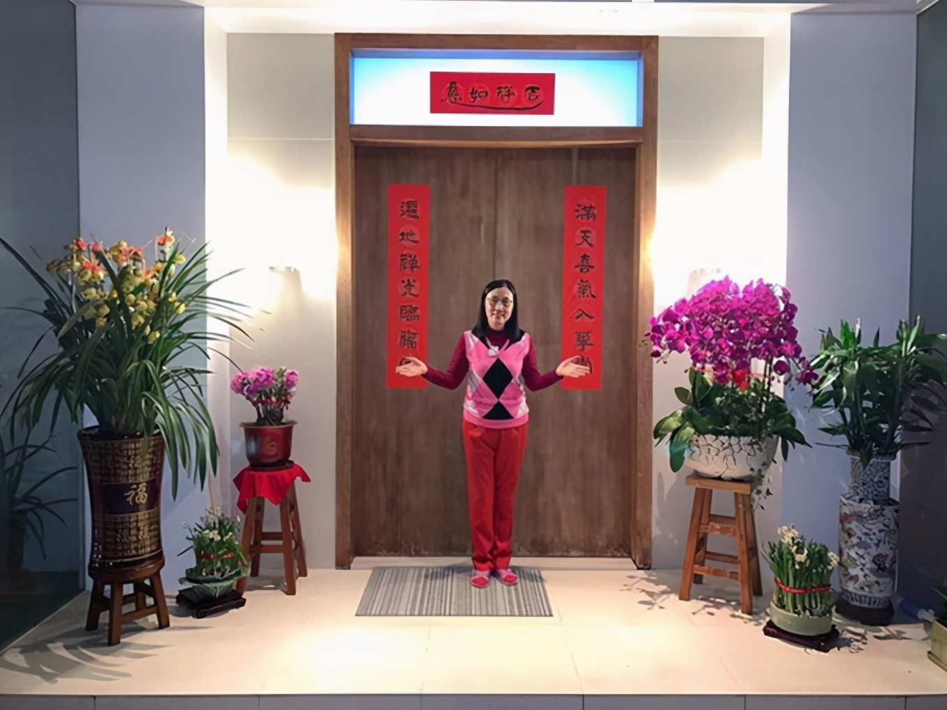 有錢任性！73歲TVB一姐汪明荃在「6千萬豪宅天台」擺地攤　近百款名牌包「堆一起晾曬」場面超壯觀