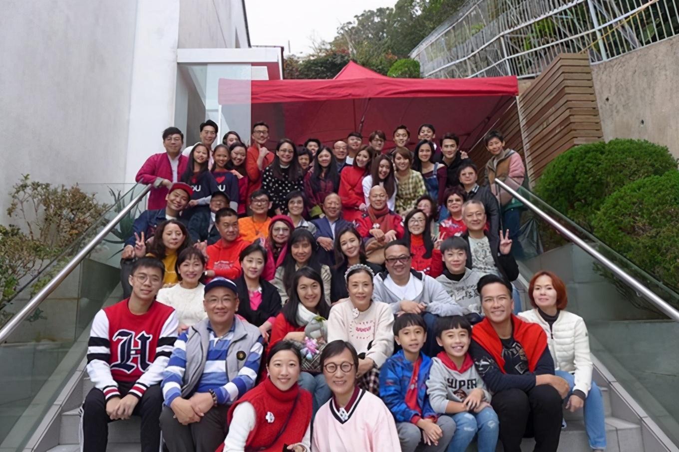 有錢任性！73歲TVB一姐汪明荃在「6千萬豪宅天台」擺地攤　近百款名牌包「堆一起晾曬」場面超壯觀