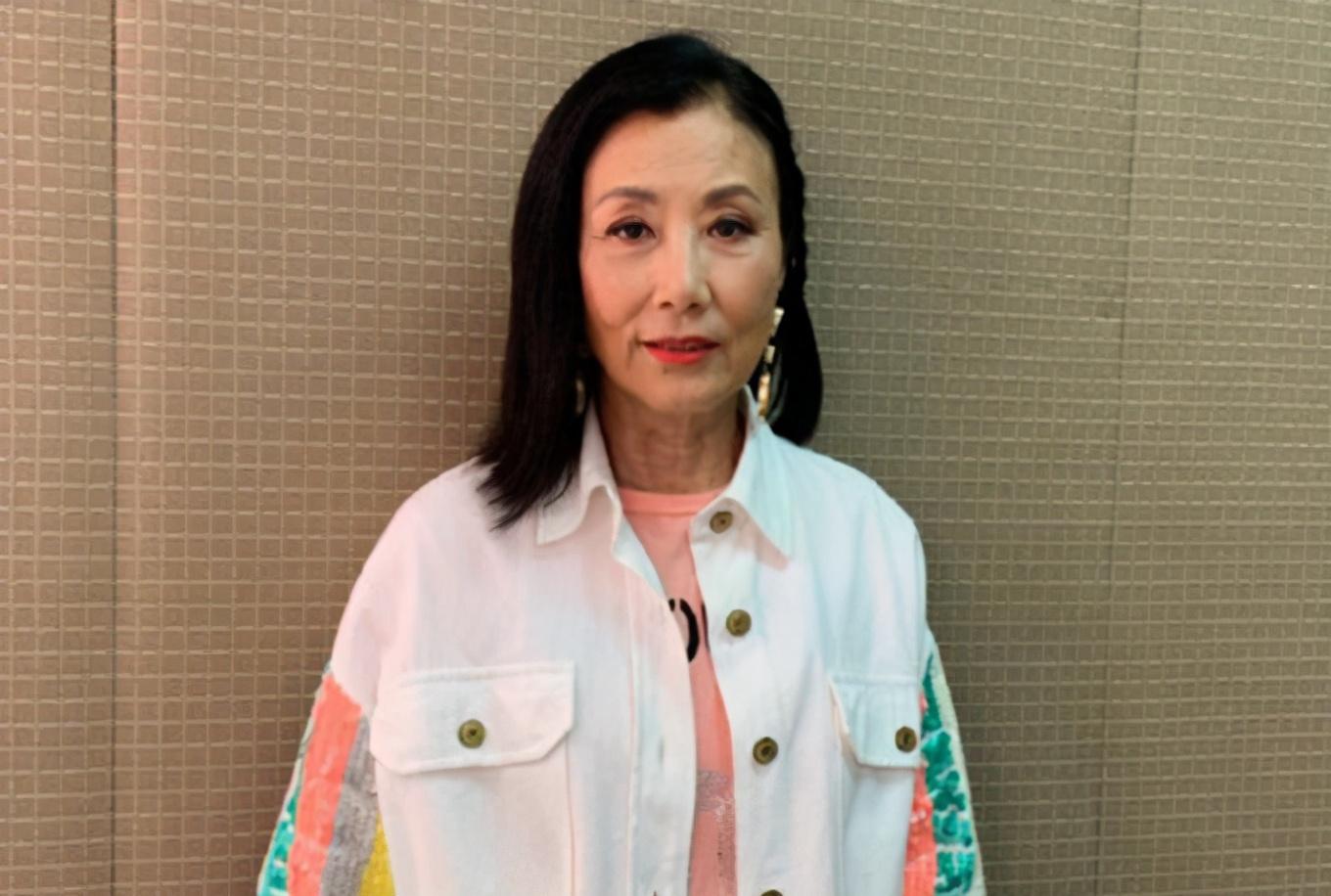 有錢任性！73歲TVB一姐汪明荃在「6千萬豪宅天台」擺地攤　近百款名牌包「堆一起晾曬」場面超壯觀