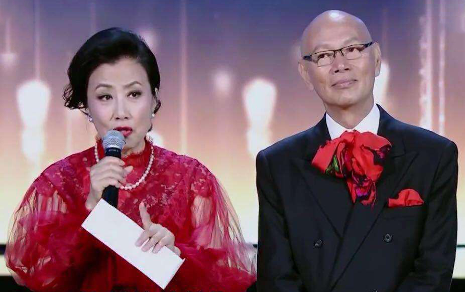 有錢任性！73歲TVB一姐汪明荃在「6千萬豪宅天台」擺地攤　近百款名牌包「堆一起晾曬」場面超壯觀