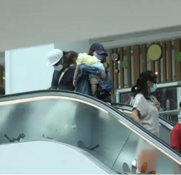 張柏芝三胎兒曝光！2歲身高暴風抽高「與媽媽蹲著齊高」　黃捲毛「長相萌翻天」宛若洋娃娃