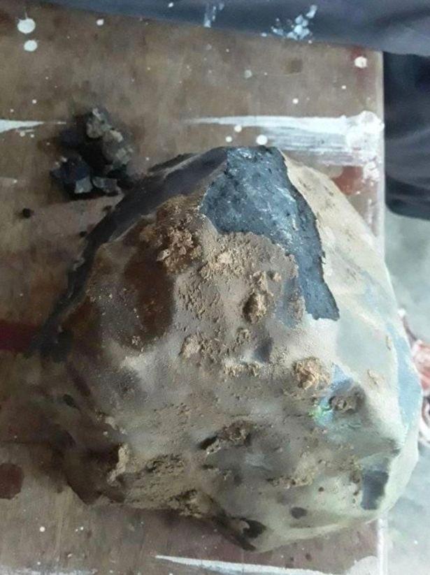 屋頂一聲巨響被砸穿！印尼男子意外收穫「天外來物」　經專家鑒定後「搖身一變」成千萬富翁