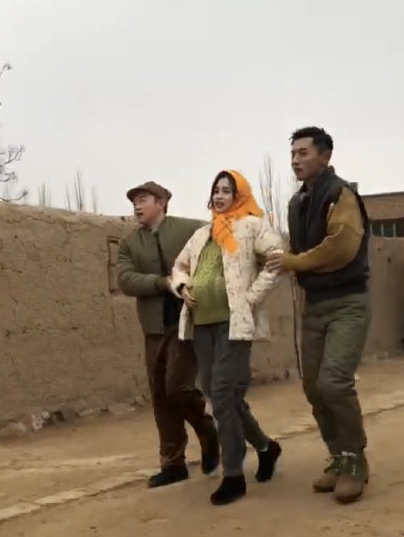 顛覆形象！baby穿花棉襖挺大肚扮「土味農村孕婦」　鏡頭拉近「反差超大」網友：根本是村花