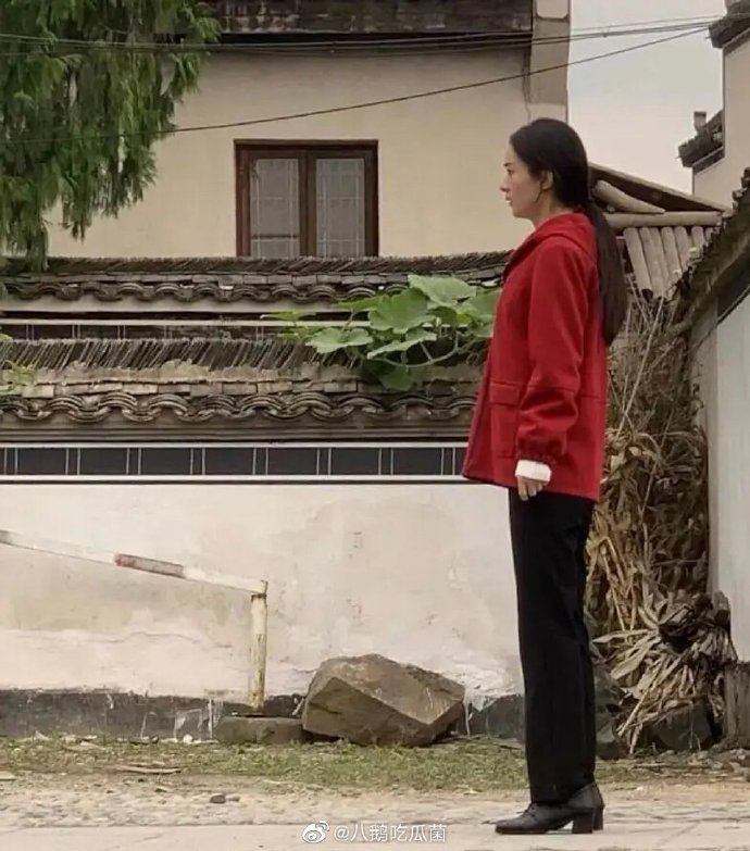 顛覆形象！baby穿花棉襖挺大肚扮「土味農村孕婦」　鏡頭拉近「反差超大」網友：根本是村花