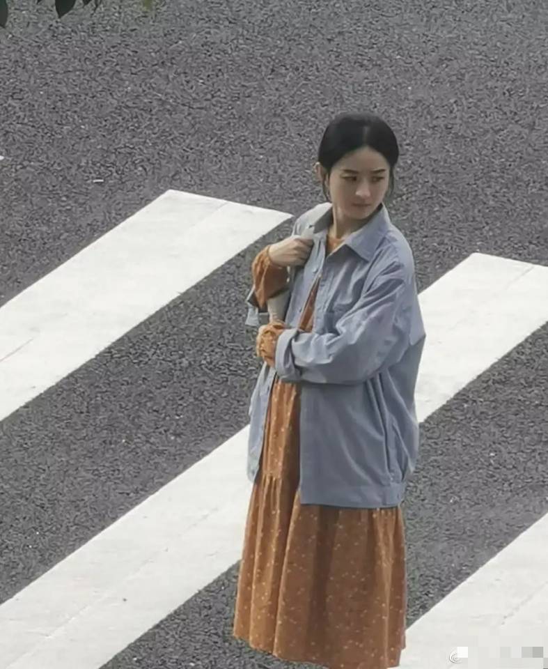 顛覆形象！baby穿花棉襖挺大肚扮「土味農村孕婦」　鏡頭拉近「反差超大」網友：根本是村花