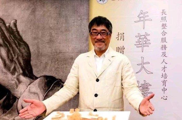 三婚依舊幸福！64歲歌壇天王與「小27歲嬌妻」手牽手街頭放閃　婚後舉家「搬回台灣盡孝」顧高齡母
