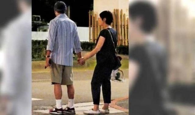 三婚生活很是甜蜜！62歲李宗盛與「小27歲嬌妻」手牽手街頭放閃　婚後舉家「搬回台灣盡孝」顧高齡母