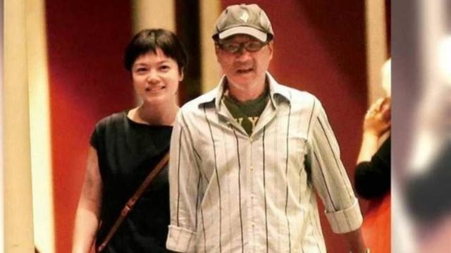 三婚依舊幸福！64歲歌壇天王與「小27歲嬌妻」手牽手街頭放閃　婚後舉家「搬回台灣盡孝」顧高齡母