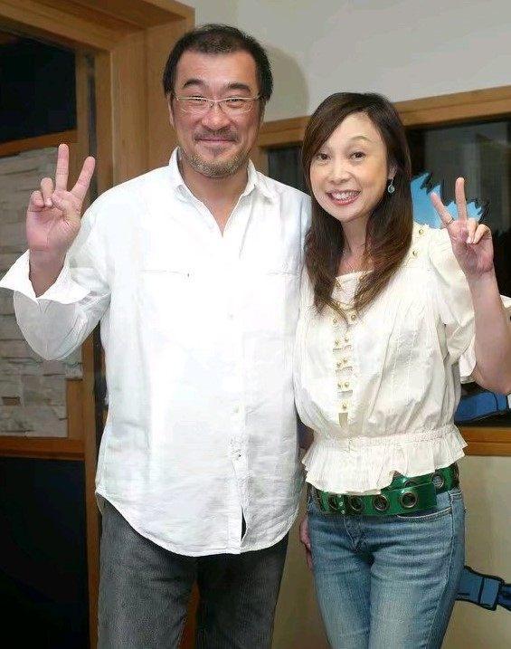 三婚依舊幸福！64歲歌壇天王與「小27歲嬌妻」手牽手街頭放閃　婚後舉家「搬回台灣盡孝」顧高齡母