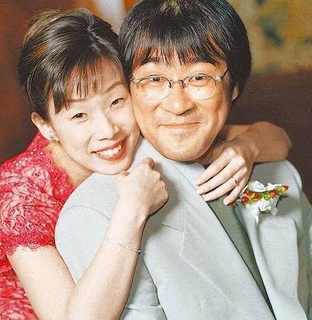 三婚依舊幸福！64歲歌壇天王與「小27歲嬌妻」手牽手街頭放閃　婚後舉家「搬回台灣盡孝」顧高齡母