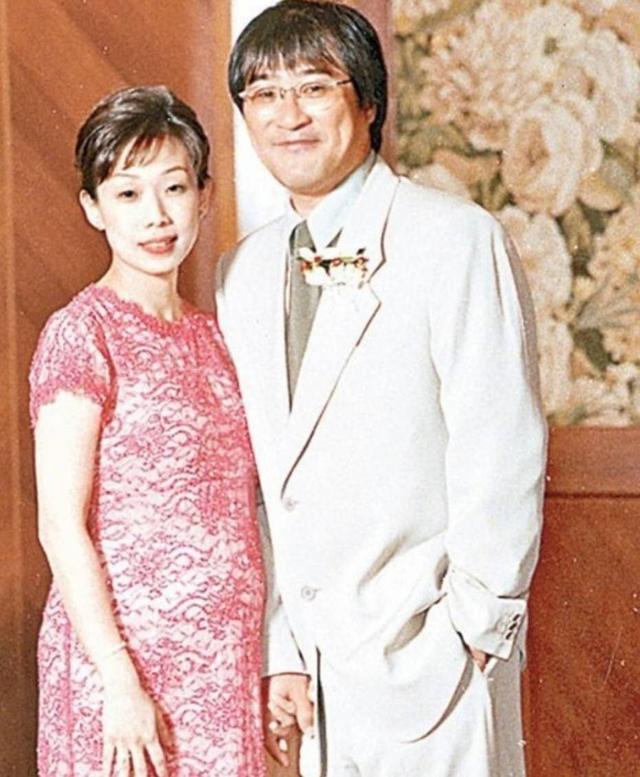 三婚依舊幸福！64歲歌壇天王與「小27歲嬌妻」手牽手街頭放閃　婚後舉家「搬回台灣盡孝」顧高齡母