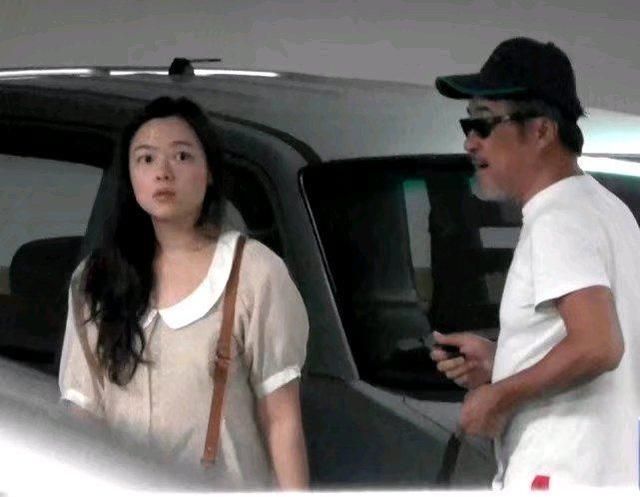 三婚依舊幸福！64歲歌壇天王與「小27歲嬌妻」手牽手街頭放閃　婚後舉家「搬回台灣盡孝」顧高齡母