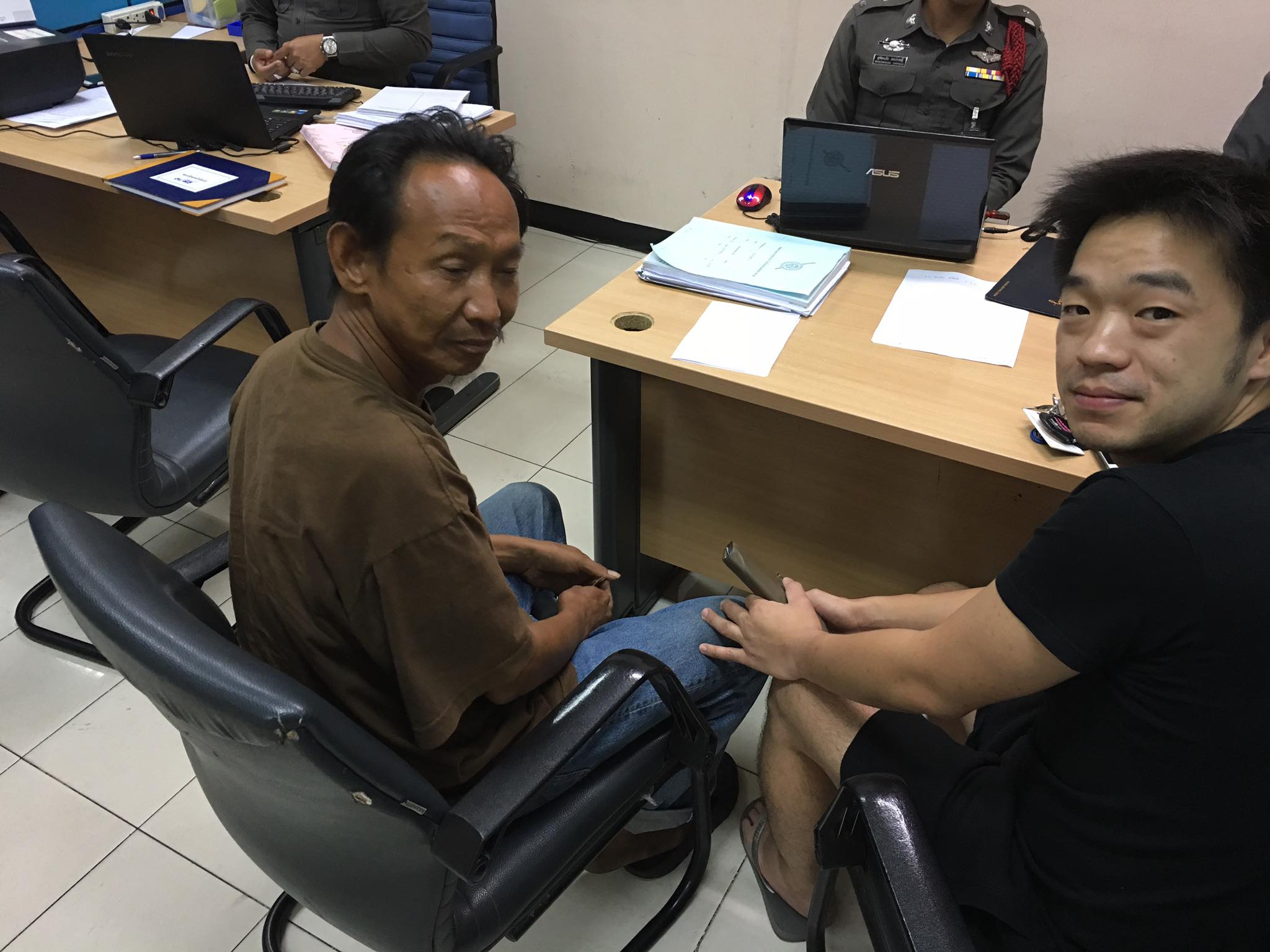 好心有好報！街友「路上撿到2萬鉅款」拾金不昧送警局　失主現身「徹底逆轉他人生」：不用睡街頭了