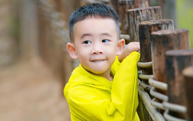 生氣媽媽不給買愛衣！7歲Jasper擅自「刪節目組視頻」惹怒應采兒　反省後高情商「認錯舉動」被讃爆