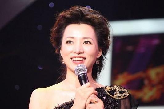 7歲被父親魔鬼式教育！4段失敗感情「37歲成央視一姐」    40歲嫁人「當2個孩子後媽」今成大贏家