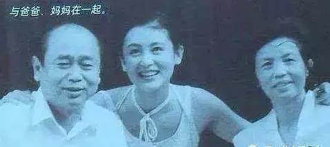 見過章子怡父母嗎？五官和臉型「沒一處和她相同」　網友翻出「親哥照片對比」驚呼：遺傳果真是玄學