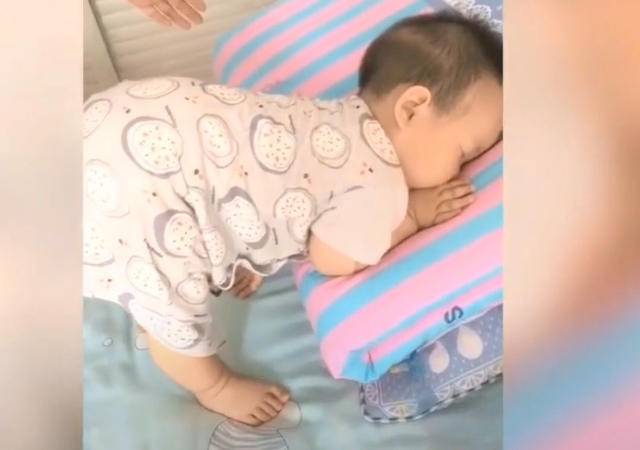 被萌翻啦！寶寶「千奇百怪睡姿」大比拼　各式超高難度「雜技般姿勢」引網笑瘋：個個都是武林高手